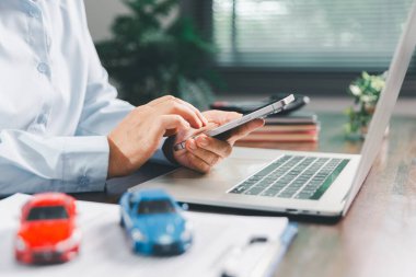 Satış servisi masası, profesyonel araba satıcısı müşteriye satış, araç için finans belgeleri, perakende taşımacılık sektöründe sorunsuz ticari işlemlerin imzalı sözleşmeyle sağlanması konusunda yardımcı olur.