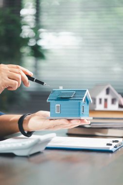 Emlak yatırımlarında satın alma, satış, emlak kiralama, vergi yardımları, pazar fırsatları, kar potansiyeli, gelecekteki kalkınmaya katkıda bulunma ve uzun vadeli başarı konularında kilit stratejilerdir..