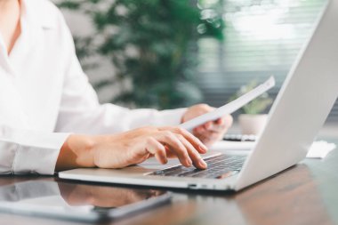 İş kadını, mali stratejiye odaklı bir işletme, finans ve gayrimenkul kavramını gösteren maliyet, vergi, yatırım hesaplarını hesaplamak için bankacılık ve muhasebe sistemini kullanarak finansmanı yönetir..