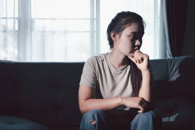 Kederli kadın yalnız başına oturdu, duygularla boğulmuş, üzgün ve mutsuz ifadesi derin umutsuzluğu, stresi ve üzüntüyü açığa vuruyordu. Hüzünlü, kederli, yalnız, depresif stres