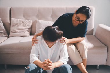 Derin keder, keder ve endişe anı, umutsuzluğa yenik düşmüş yalnız insan, sorunlarını çözmek için gerçek duygulara ulaşmalarına yardım ederken umut kıvılcımı hisseder..