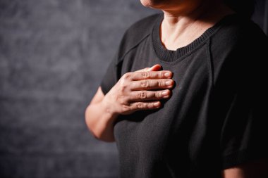 Hıristiyan kadın dua etmek, umut etmek, inanmak ve Tanrı 'ya olan derin inancı temel din kavramını tanımlamak için elini kaldırır. Dine ve Tanrı 'ya inanarak dua eden eller. Umudun ya da aşkın gücü.