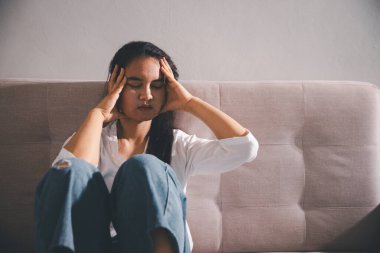 Boş karanlık odada kederli bir adam, elleri ile yüzünü kapatan depresif genç bir kadın. Üzüntülü yüzüyle başa çıkan genç bir kadın. Akıl sağlığı konsepti. Sıkıcı üzgün sinirli sinirli.