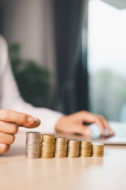 Elle para tasarruf kavanozuna konur, akıllı finans, yatırım, bankacılık uygulamalarının parayı, parayı, parayı, para birimini finansal zenginliğe dönüştürmesini ve iş büyümesini ve ekonomiyi nasıl güçlendirdiğini temsil eder..