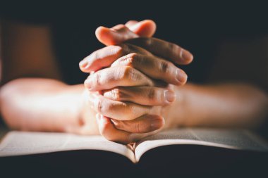 İncil 'in üzerine dua eden inançlı Hıristiyanlar, kilisede Tanrı' ya ibadet eder. Dinin rehberliğinde umut ve inanca tutunur ve dini inançlarına derin bir bağlılık gösterirler..