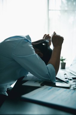 Ev ofisinde geç saatlere kadar çalışan stresli iş kadını dizüstü bilgisayardaki mali belgeleri incelerken kendini yorgun hissediyor. İş stresi, tükenme, son teslim tarihi ve aşırı çalışma kavramı.