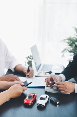 Araç modeli, otomobil finansmanı, kiralama, sigorta ya da satın alma anlaşması, iş görüşmesi ve finansal planlama gibi konuları gösteren bir dağıtıcı ile araba kredisi sözleşmesi imzalayan müşteri. otomatik finans.