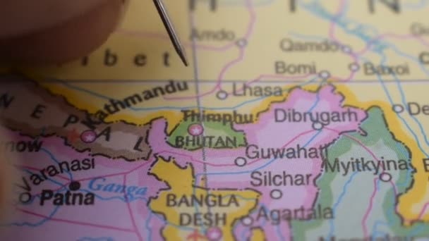 Concepto Viaje Push Pin Señalando Mapa Político Ubicación Bután — Vídeo de stock