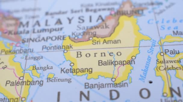 Cestovní Koncepce Push Pin Ukazující Politické Mapě Umístění Borneo — Stock video