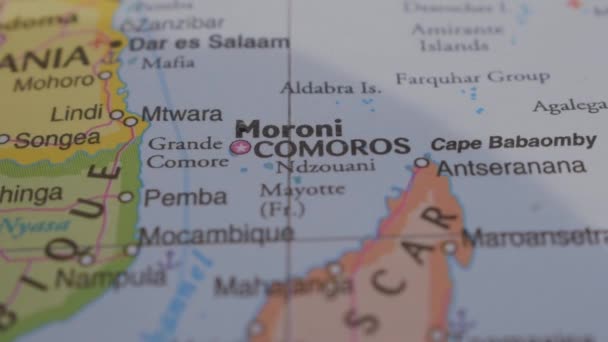 科摩罗的位置 红色推杆指向的政治地图 — 图库视频影像