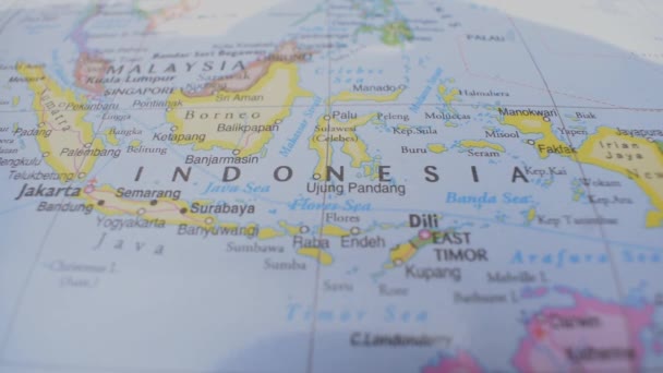 Reisconcept Push Pin Pointing Een Politieke Kaart Locatie Van Indonesië — Stockvideo