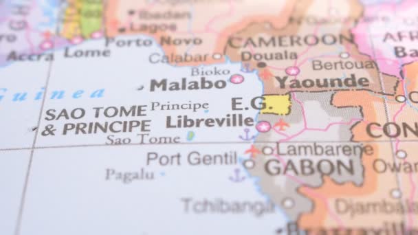 Concetto Viaggio Push Pin Indicazione Una Mappa Politica Ubicazione Libreville — Video Stock