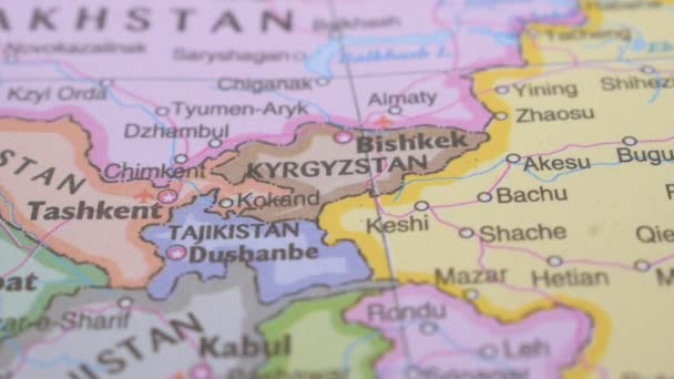Концепция Проезда Push Pin Pointing Political Map Location Kyrgyzstan — стоковое видео