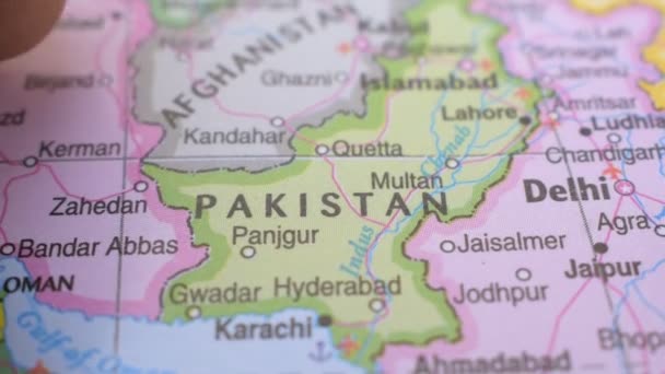 パキスタンの位置 赤いプッシュピンポイントで政治地図 — ストック動画