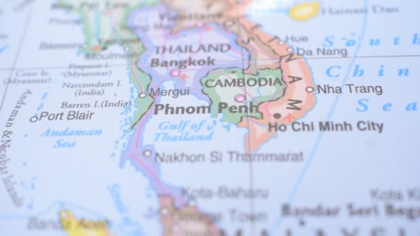 Koncepcja Podróży Push Pin Wskazując Mapę Polityczną Lokalizacja Phenom Penh — Wideo stockowe