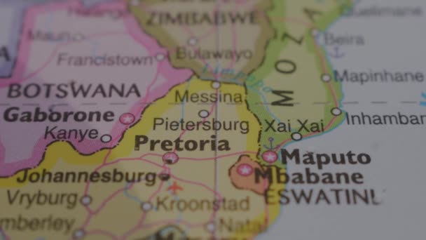 Koncepcja Podróży Push Pin Wskazując Mapę Polityczną Położenie Pietersburg — Wideo stockowe