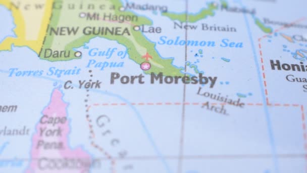 政治地图旅行概念宏观特写视图中莫尔兹比港的位置 — 图库视频影像