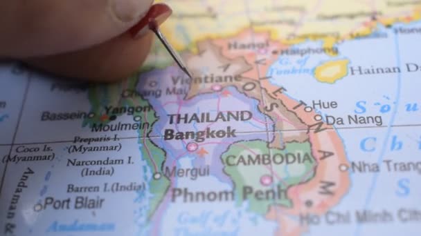 Koncepcja Podróży Push Pin Wskazując Mapę Polityczną Lokalizacja Tajlandii — Wideo stockowe