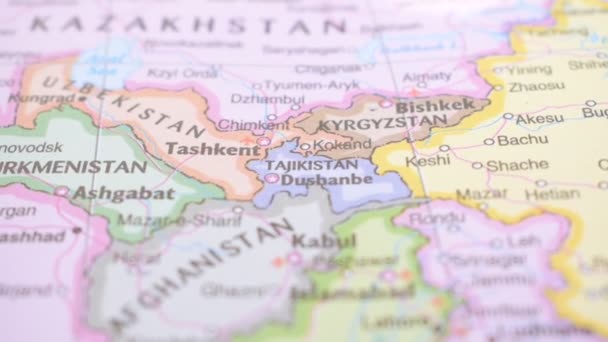 Reisconcept Push Pin Pointing Een Politieke Kaart Locatie Van Tadzjikistan — Stockvideo