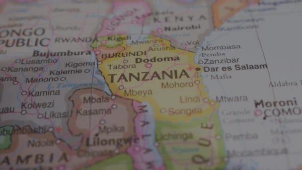 Plats För Tanzania Politisk Karta Med Röd Push Pin Pekning — Stockvideo