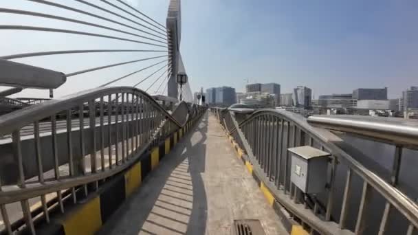 Caminhando Sobre Footpath Ponte Cabo Pequeno — Vídeo de Stock
