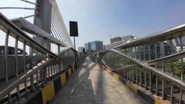 Caminhando Sobre Footpath Ponte Cabo Pequeno — Vídeo de Stock