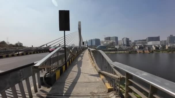 Прогулка Пешеходной Дорожке Малом Вантовом Мосту — стоковое видео
