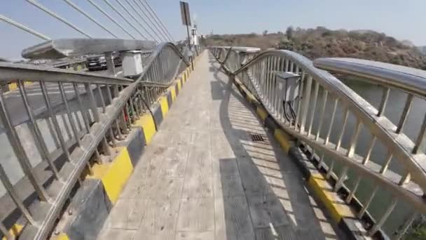 Küçük Kablo Köprüsünde Yürüyen — Stok video