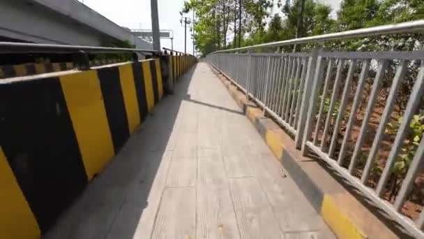 Caminando Sobre Sendero Pequeño Puente Cable — Vídeos de Stock