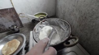 Puri Deep Frying in Pan, ayrıca poori, Hint alt kıtası 4k görüntülerinden elde edilen mayalanmamış buğday unundan yapılan bir tür kızartılmış ekmek türüdür.