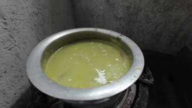 Puri Hint Geleneksel Kahvaltı Tabağı için Bezelye Körisi Pişiriyorum.