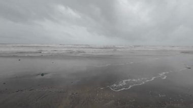 Gök gürültülü ve Kara Bulutlu Güzel Plaj 