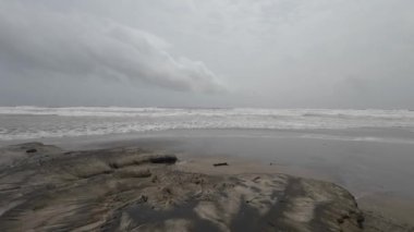 Okyanus Dalgaları Boş bir sahilde Kara Şimşek Fırtınalı Gökyüzü Yavaş Hareketli Deniz Burnu