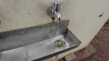 Açık hava parkından akan su