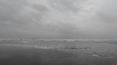 Gök gürültülü ve Kara Bulutlu Güzel Plaj 