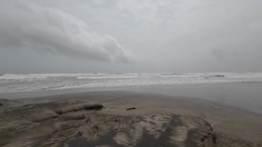 Okyanus Dalgaları Boş bir sahilde Kara Şimşek Fırtınalı Gökyüzü Yavaş Hareketli Deniz Burnu