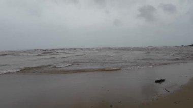 Gök gürültülü ve Kara Bulutlu Güzel Plaj 