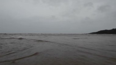 Gök gürültülü ve Kara Bulutlu Güzel Plaj 