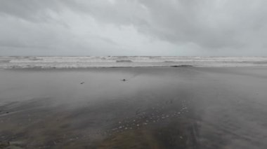 Gök gürültülü ve Kara Bulutlu Güzel Plaj 