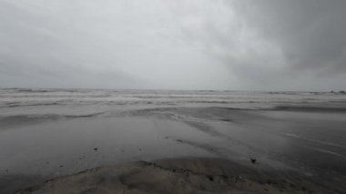 Okyanus Dalgaları Boş bir sahilde Kara Şimşek Fırtınalı Gökyüzü Yavaş Hareketli Deniz Burnu