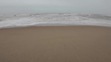 Okyanus Dalgaları Boş bir sahilde Kara Şimşek Fırtınalı Gökyüzü Yavaş Hareketli Deniz Burnu