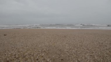 Okyanus Dalgaları Boş bir sahilde Kara Şimşek Fırtınalı Gökyüzü Yavaş Hareketli Deniz Burnu