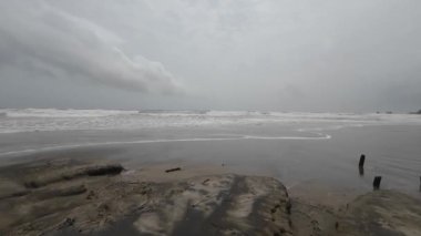 Gök gürültülü ve Kara Bulutlu Güzel Plaj 