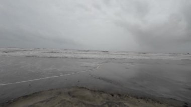 Okyanus Dalgaları Boş bir sahilde Kara Şimşek Fırtınalı Gökyüzü Yavaş Hareketli Deniz Burnu