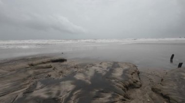 Okyanus Dalgaları Boş bir sahilde Kara Şimşek Fırtınalı Gökyüzü Yavaş Hareketli Deniz Burnu