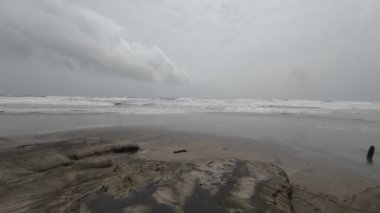Okyanus Dalgaları Boş bir sahilde Kara Şimşek Fırtınalı Gökyüzü Yavaş Hareketli Deniz Burnu