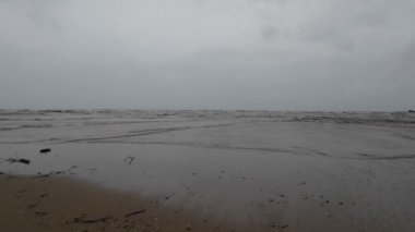 Gök gürültülü ve Kara Bulutlu Güzel Plaj 