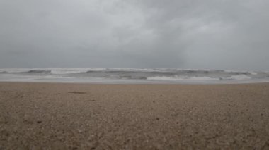 Okyanus Dalgaları Boş bir sahilde Kara Şimşek Fırtınalı Gökyüzü Yavaş Hareketli Deniz Burnu