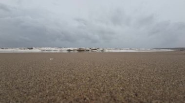 Gök gürültülü ve Kara Bulutlu Güzel Plaj 