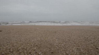 Okyanus Dalgaları Boş bir sahilde Kara Şimşek Fırtınalı Gökyüzü Yavaş Hareketli Deniz Burnu